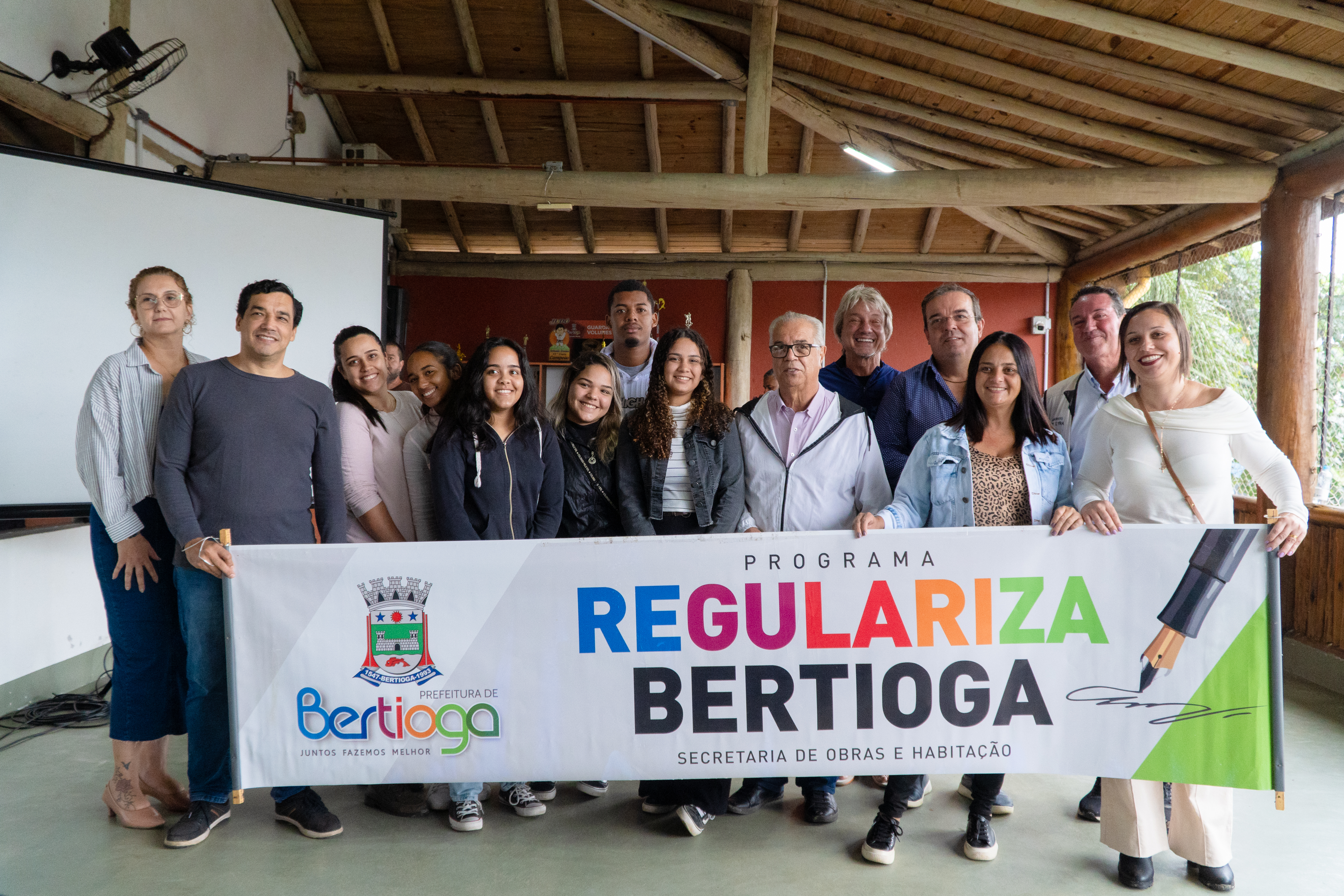 Moradores do Boraceia recebem títulos de legitimação fundiária, em Bertioga (SP)