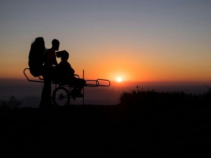 Pessoas com deficiências poderão realizar trilhas em Bertioga usando cadeiras adaptadas