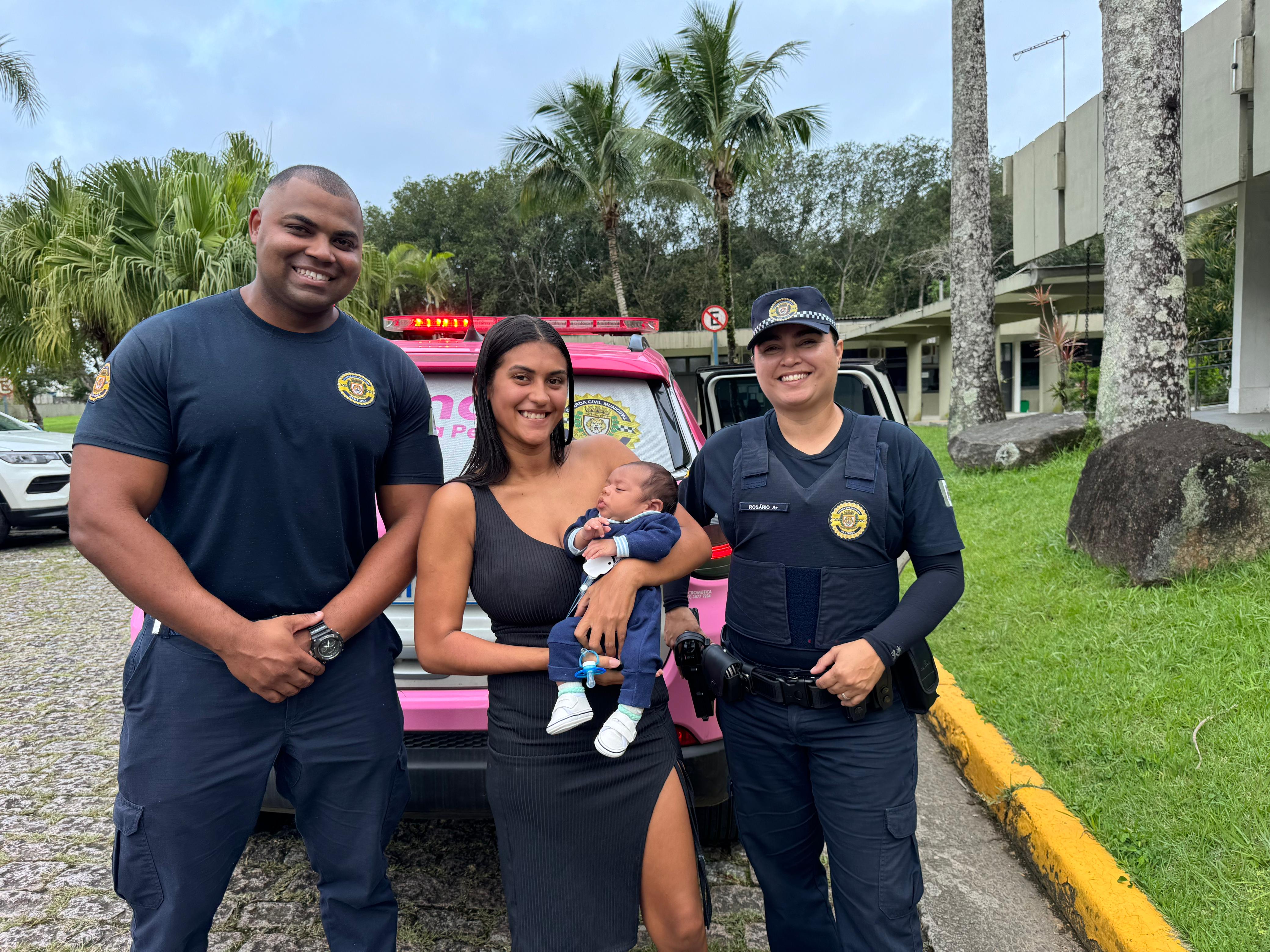Guardas reencontram bebê de 1 mês salvo durante patrulhamento em Bertioga