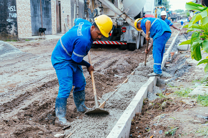 Pavimentação e melhorias chegam a mais uma rua do Bairro Chácaras