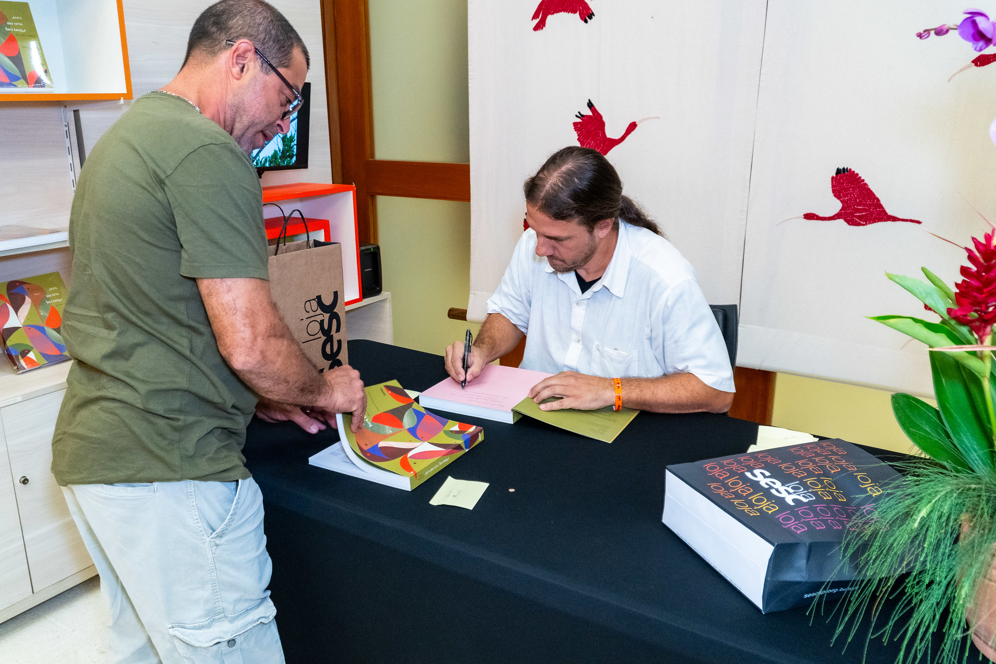 Birdwatching em Bertioga ganha reforço com livro do Sesc