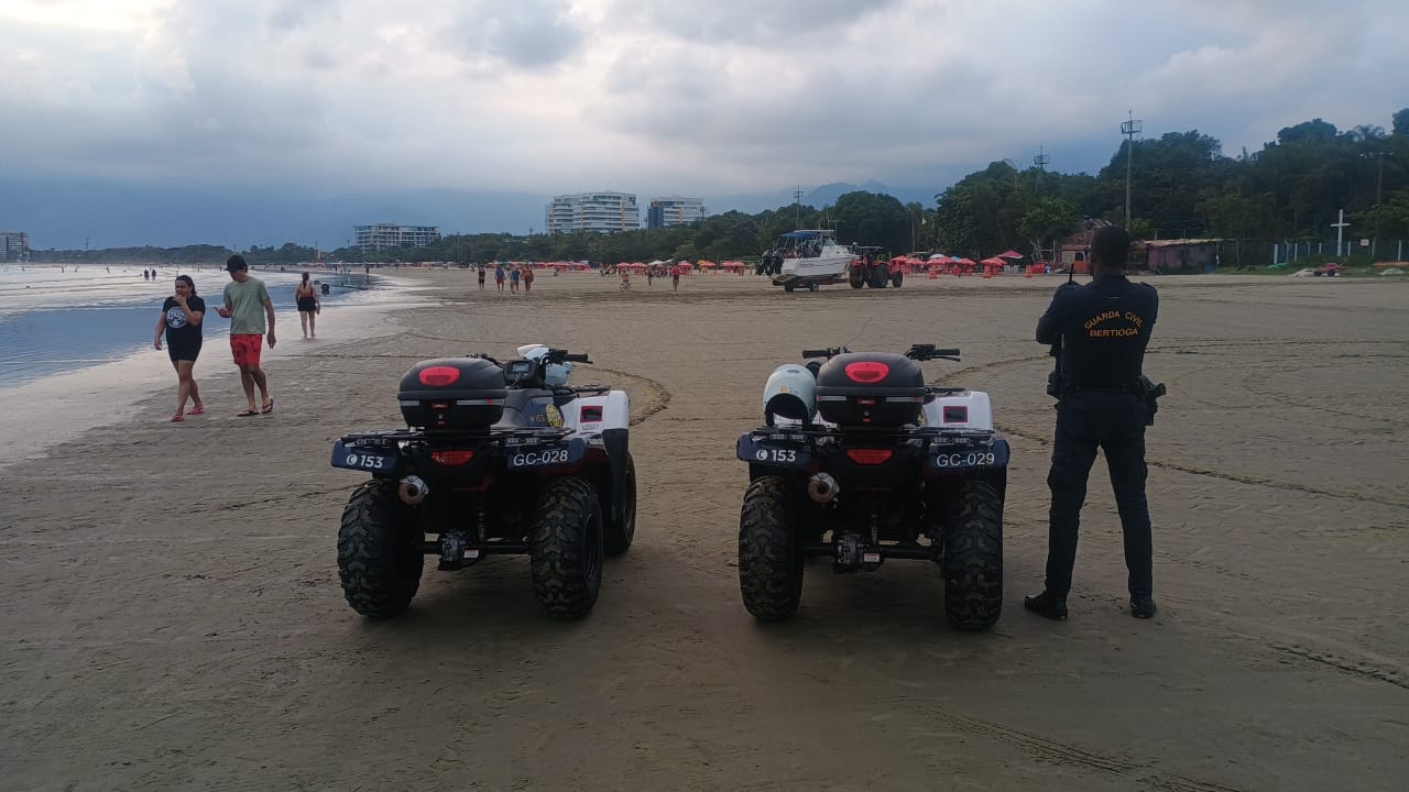 GCM de Bertioga flagra roubo em andamento e detém suspeitos na orla da praia