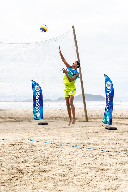 Torneio de vôlei de praia movimenta programação esportiva de inverno