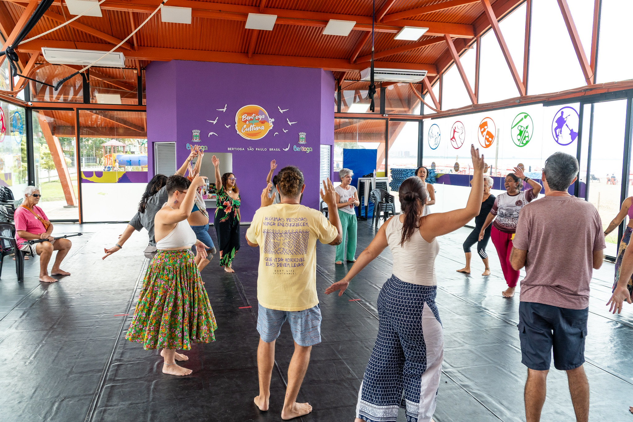 Oficina de maracatu leva ritmo e tradição ao Espaço Cultural Praia em Bertioga
