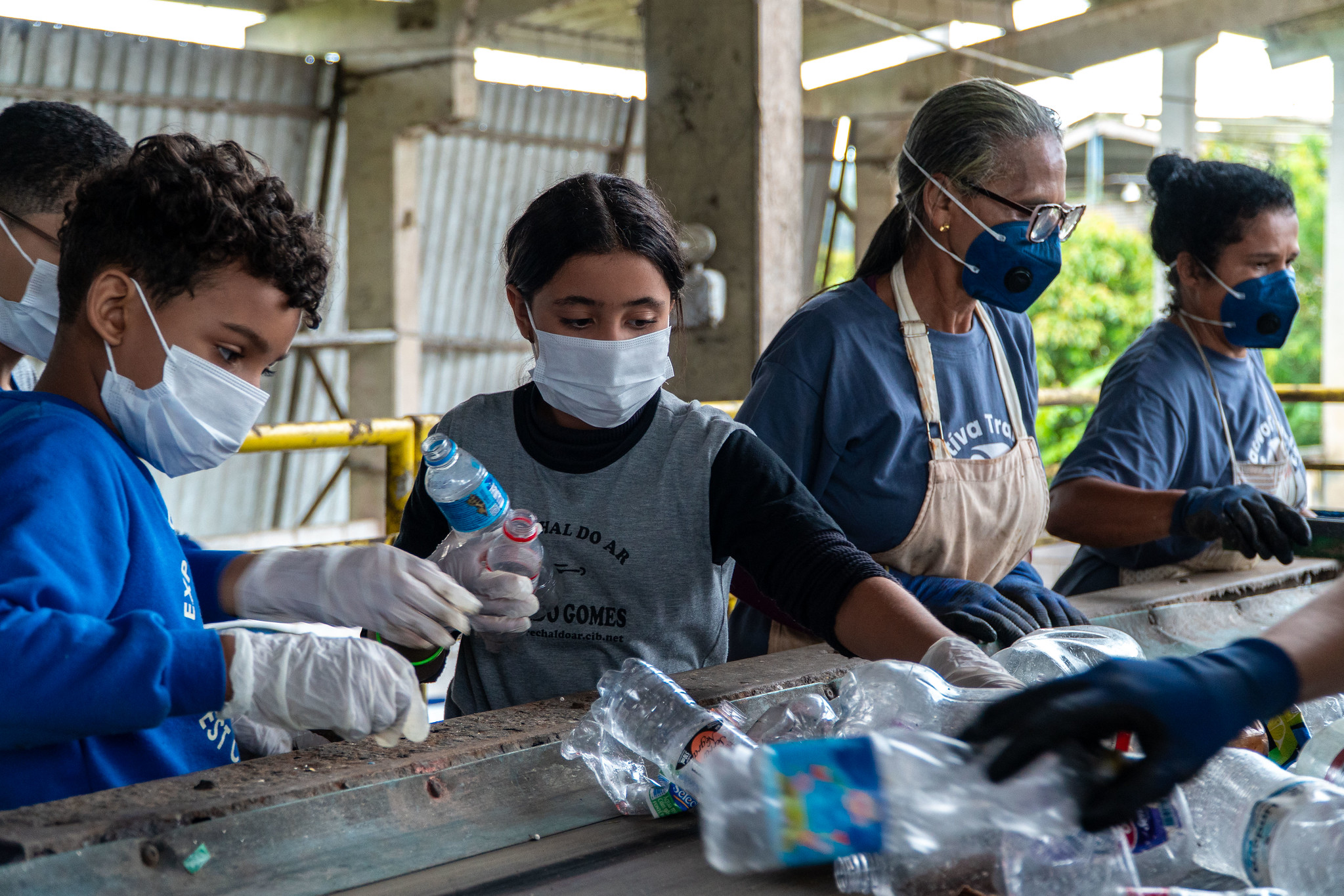 Centro de Gerenciamento e Beneficiamento de Resíduos recebe visita pedagógica de escola do Guarujá