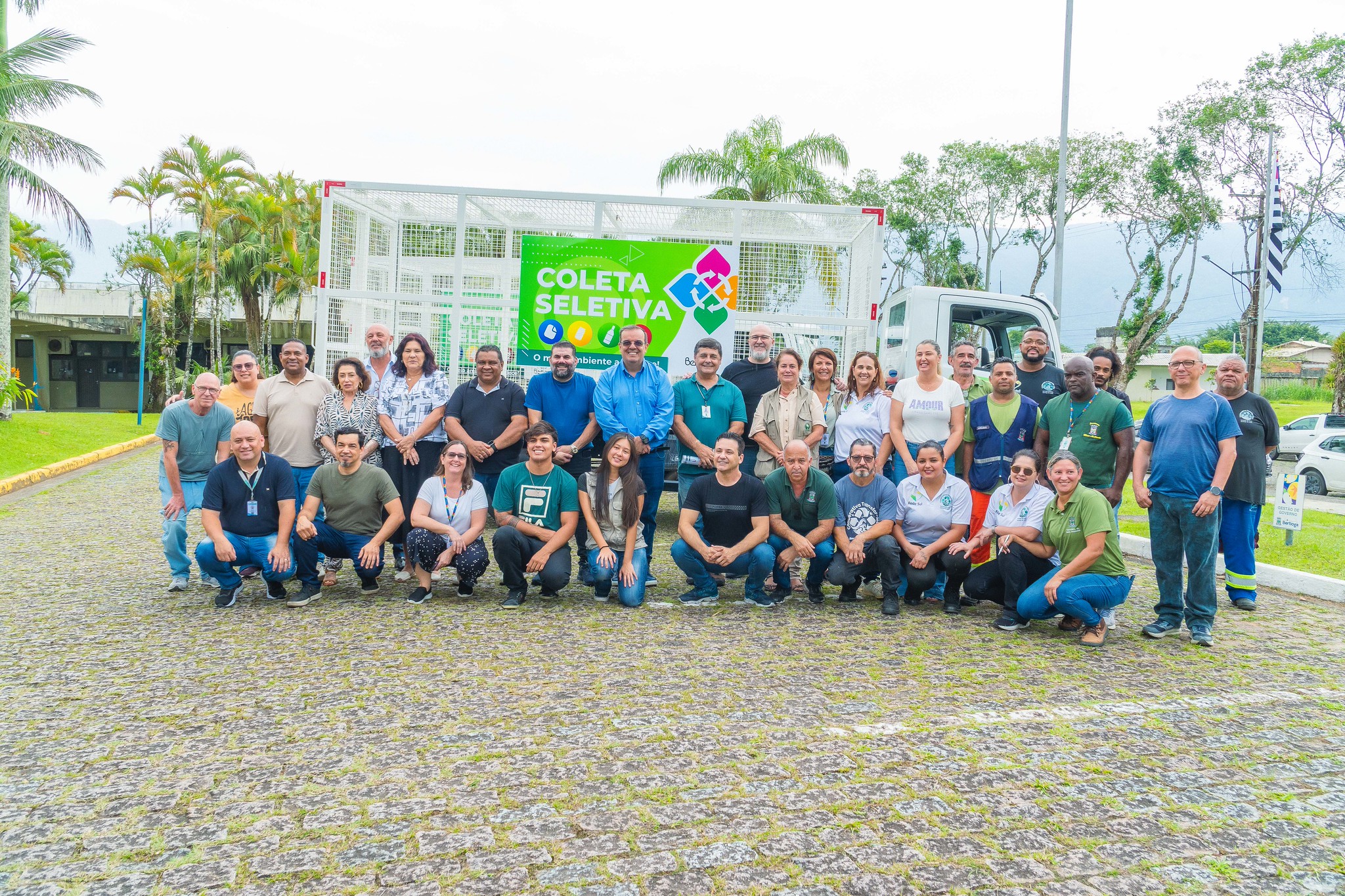 Novos caminhões reforçam coleta seletiva de Bertioga