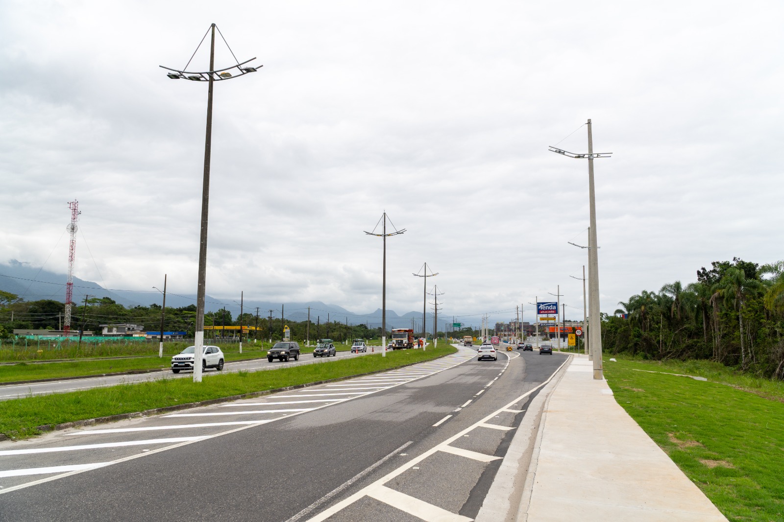 Prefeitura de Bertioga instala iluminação em LED na Marginal Sul