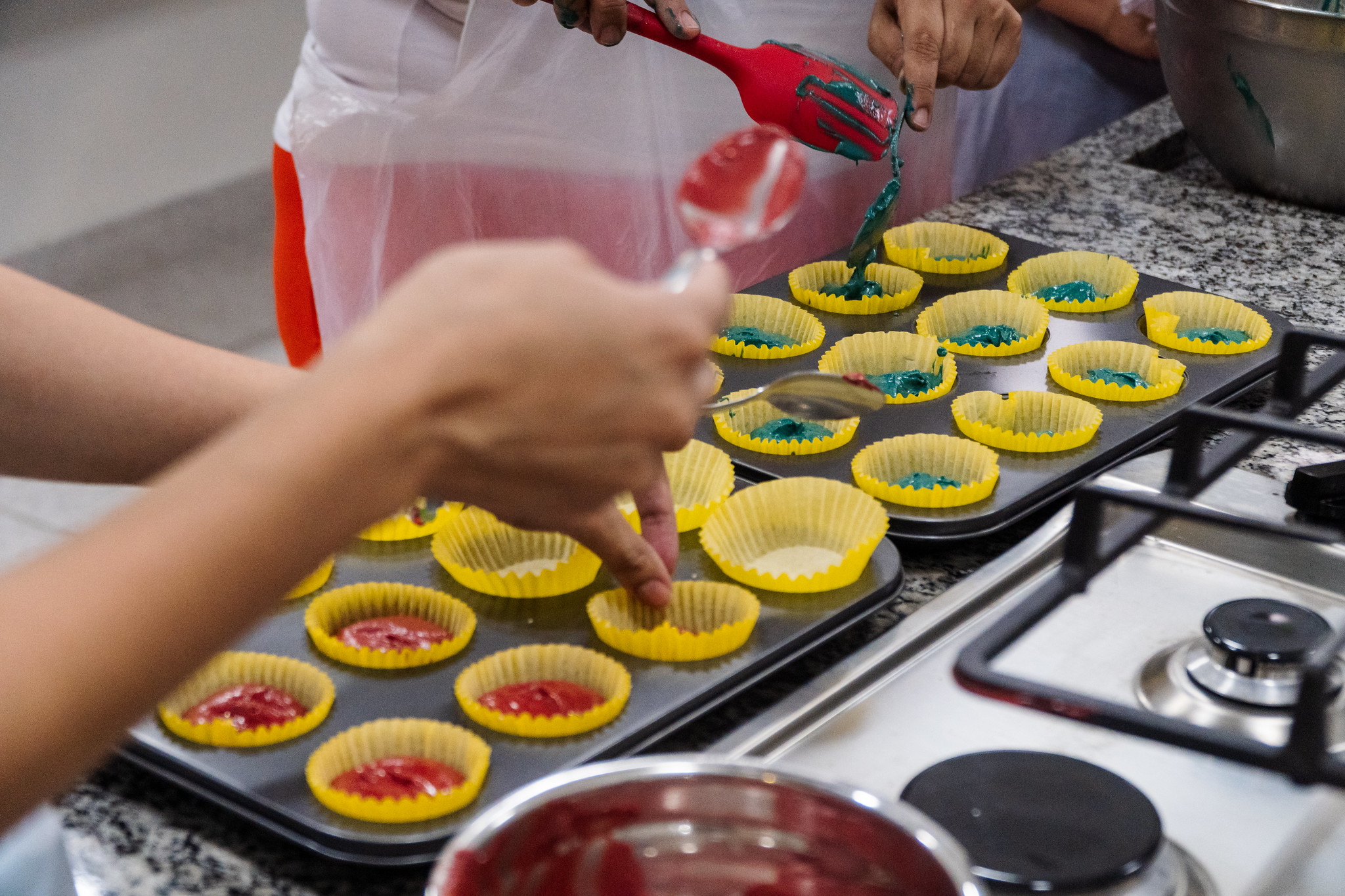 Qualificação e oportunidade para o público 60+: inscrições abertas para curso de Docinhos para Festas em Bertioga