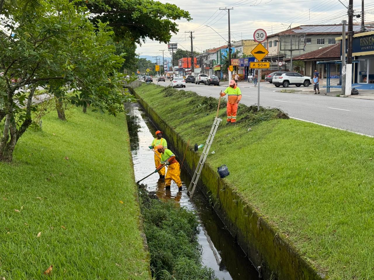 Prefeitura de Bertioga realiza mutirão de limpeza no Canal da Avenida Anchieta