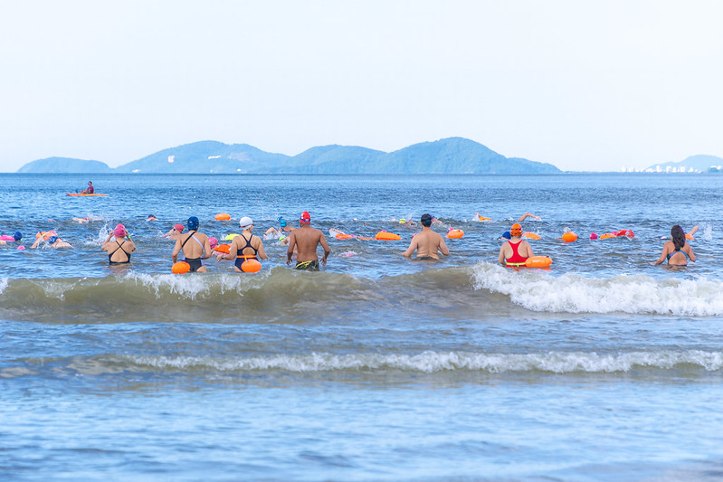 Domingo de desafio no mar: Bertioga recebe circuito de aquathlon e travessia