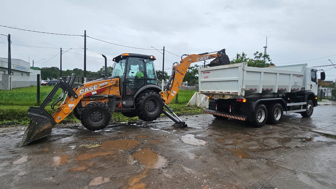 Bairro Chácaras recebe serviços de limpeza, roçagem e manutenção