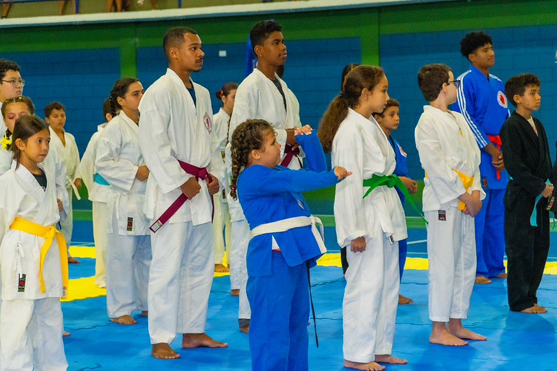 Cerimônia de troca de faixas reúne cerca de 200 alunos em Bertioga