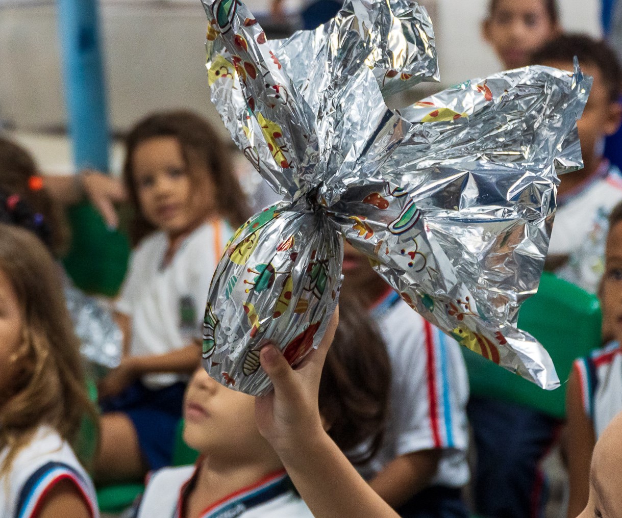 Prefeitura entrega ovos de Páscoa para alunos da rede municipal