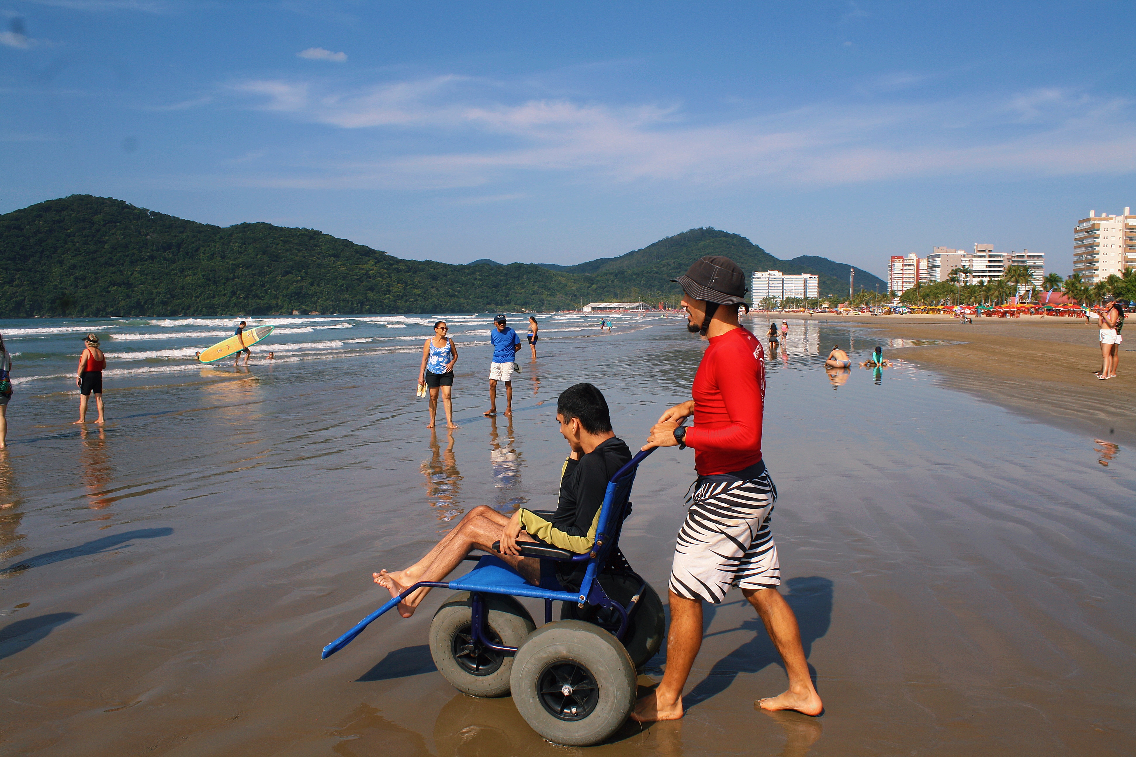 Turismo inclusivo ganha destaque em Bertioga com ação de surf adaptado