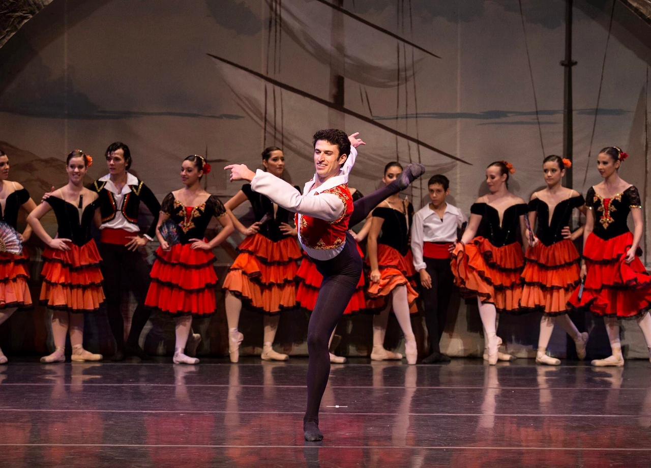 Ballet Municipal de Bertioga inicia ciclo de  aulas com o coreógrafo Vinícius Anselmo