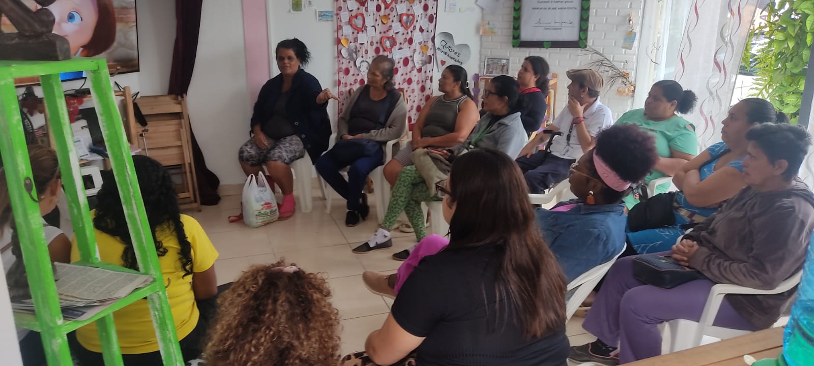 Participantes da Oficina de Artesanato do CAPS de Bertioga realizam visita ao Quintal Cultural