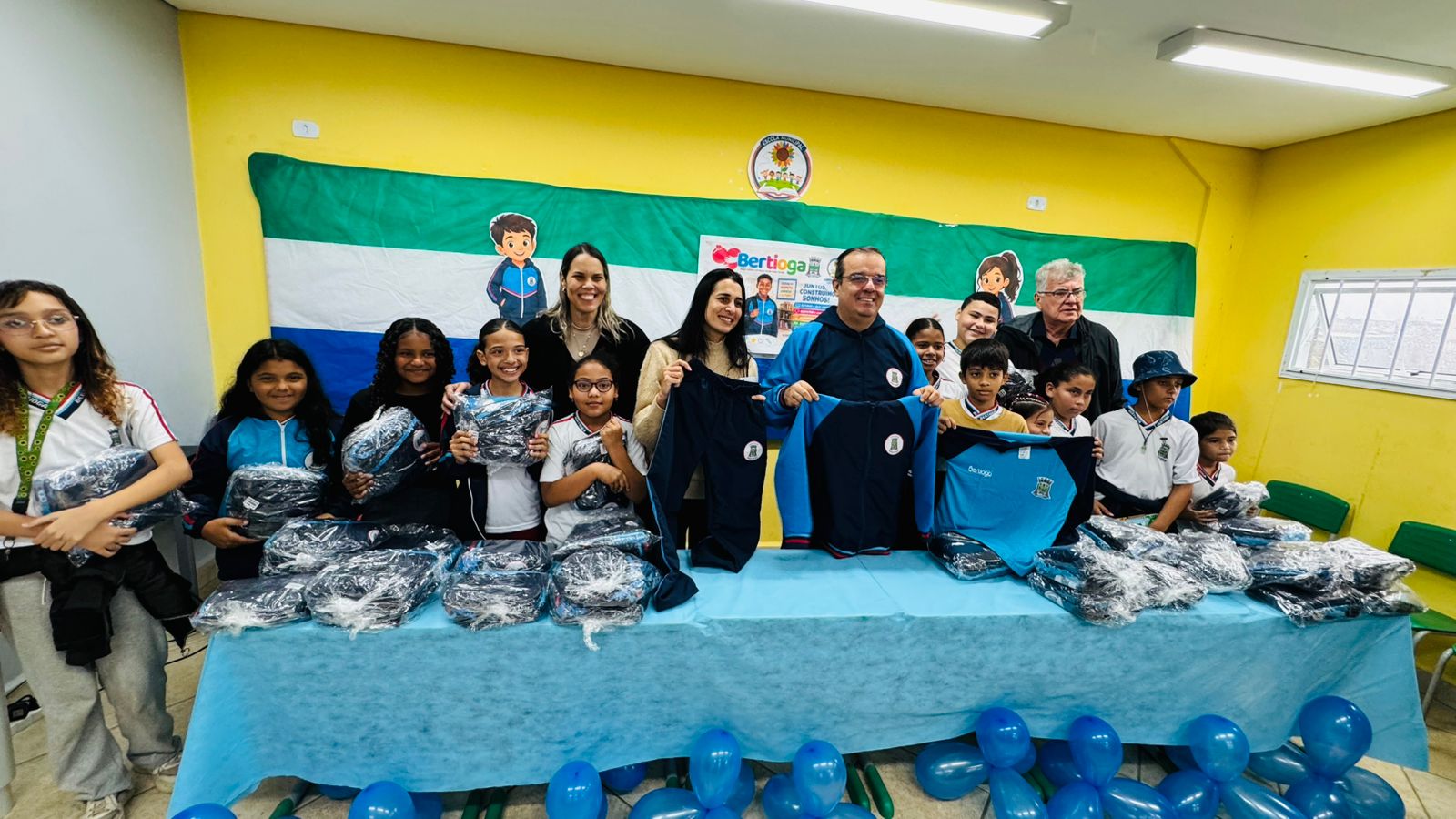 Prefeitura de Bertioga inicia entrega dos uniformes de inverno para cerca de 10 mil alunos da rede municipal