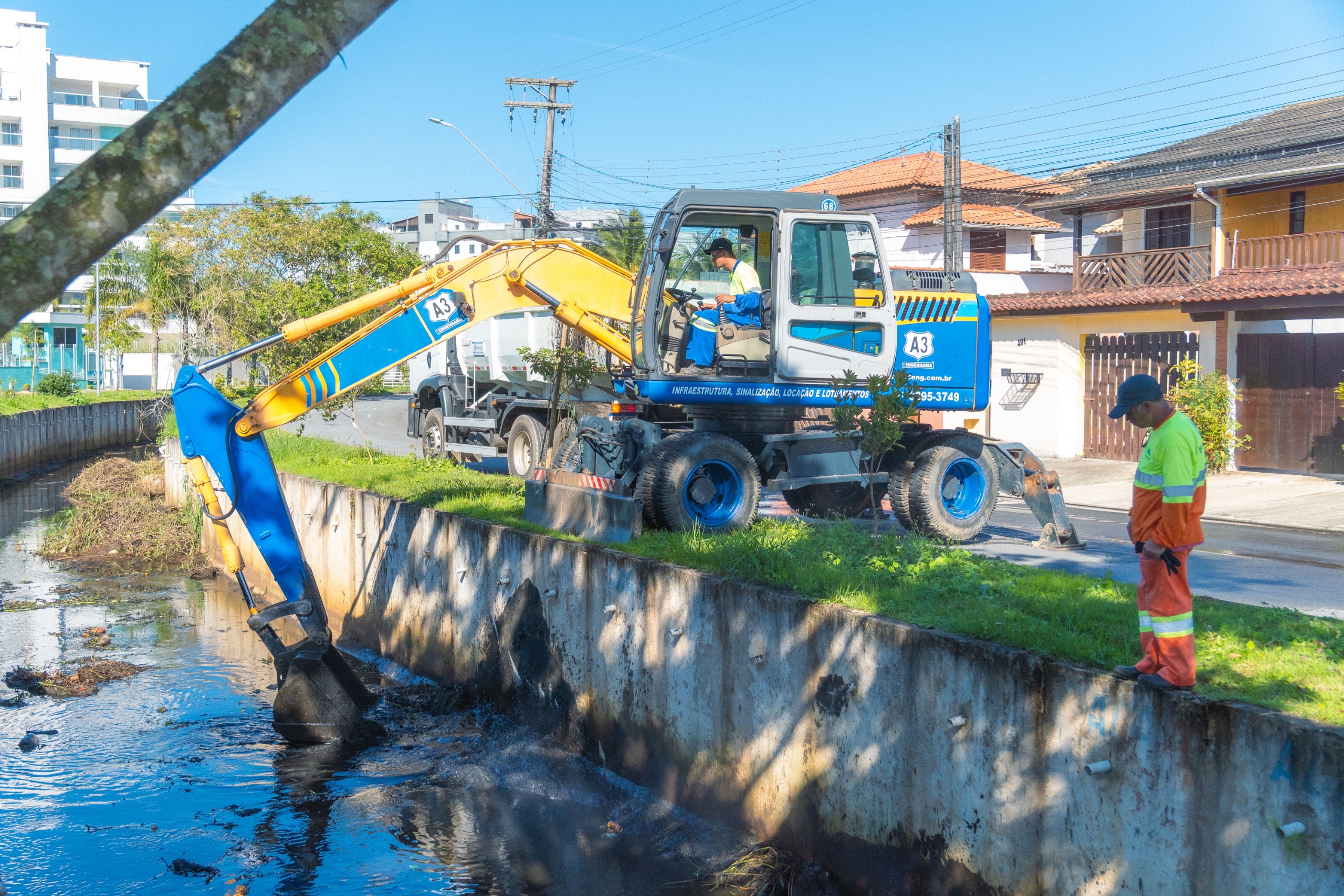 Bertioga reforça zeladoria com nova escavadeira para limpeza de canais e valas