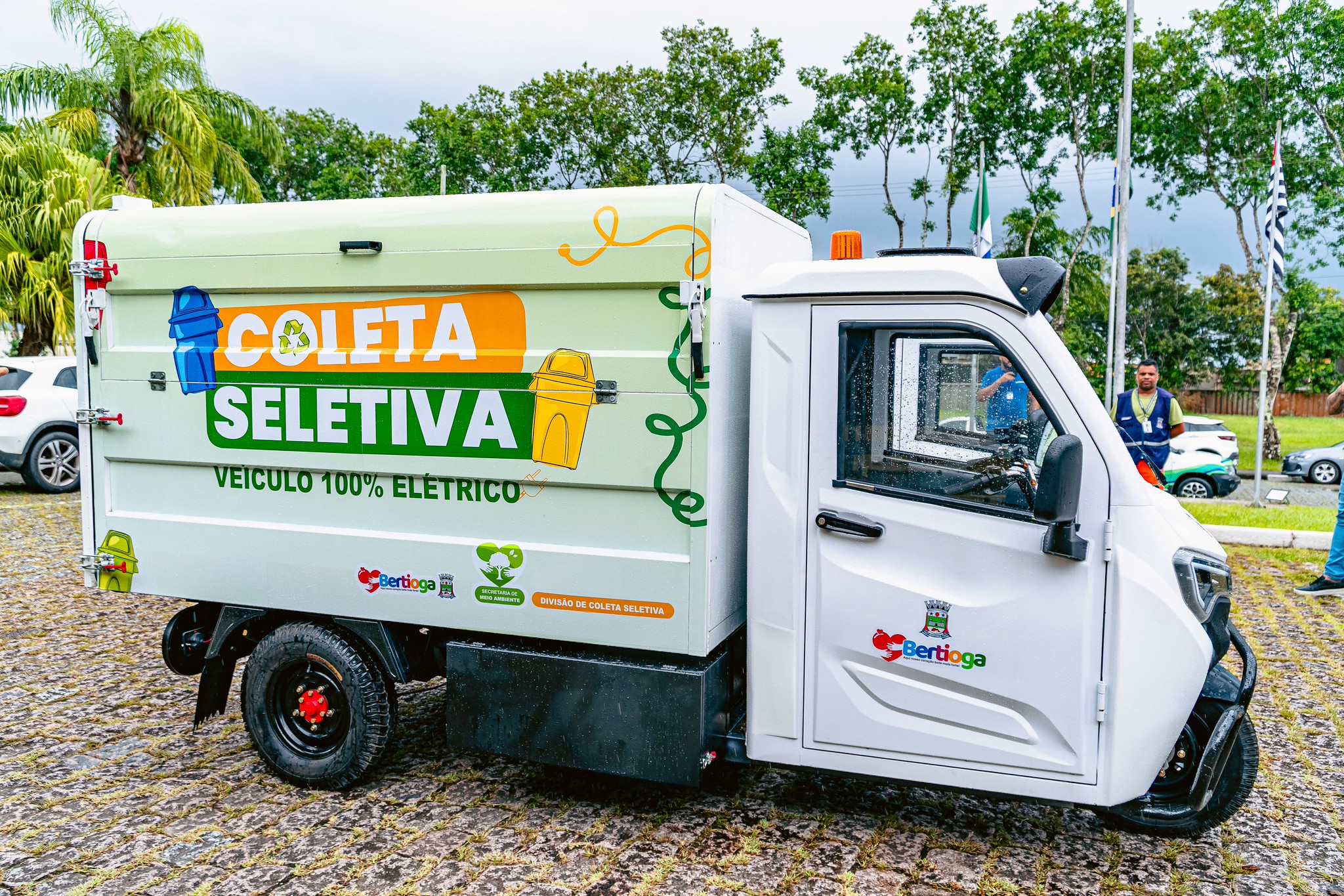 Frota de triciclos elétricos da coleta seletiva de Bertioga é reforçada