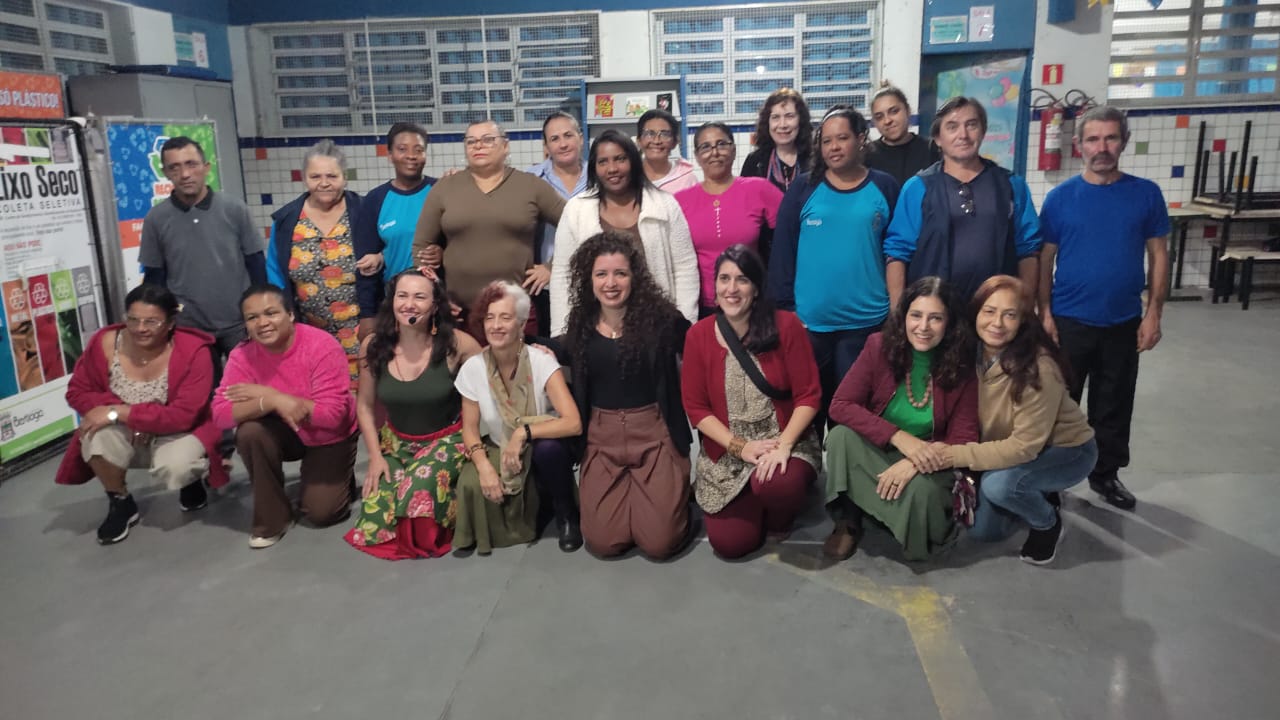 Apresentação do grupo As Grumixamas ‘Ritmos Brasileiros em Roda’ leva cultura, música e integração aos estudantes da EJA de Bertioga