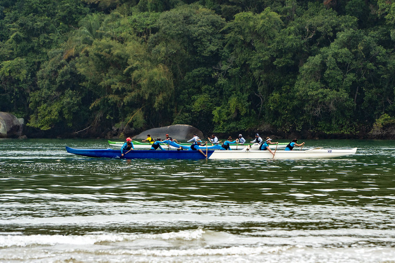 Entre remadas e tradição, Bertioga recebe cerca de 200 atletas para desafio da canoa havaiana
