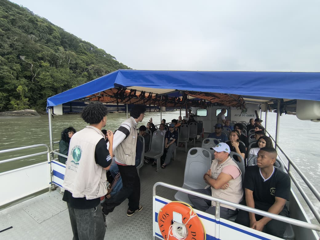 Bertioga recebe alunos da capital em vivência de educação ambiental no Barco-Escola "Arca do Saber"