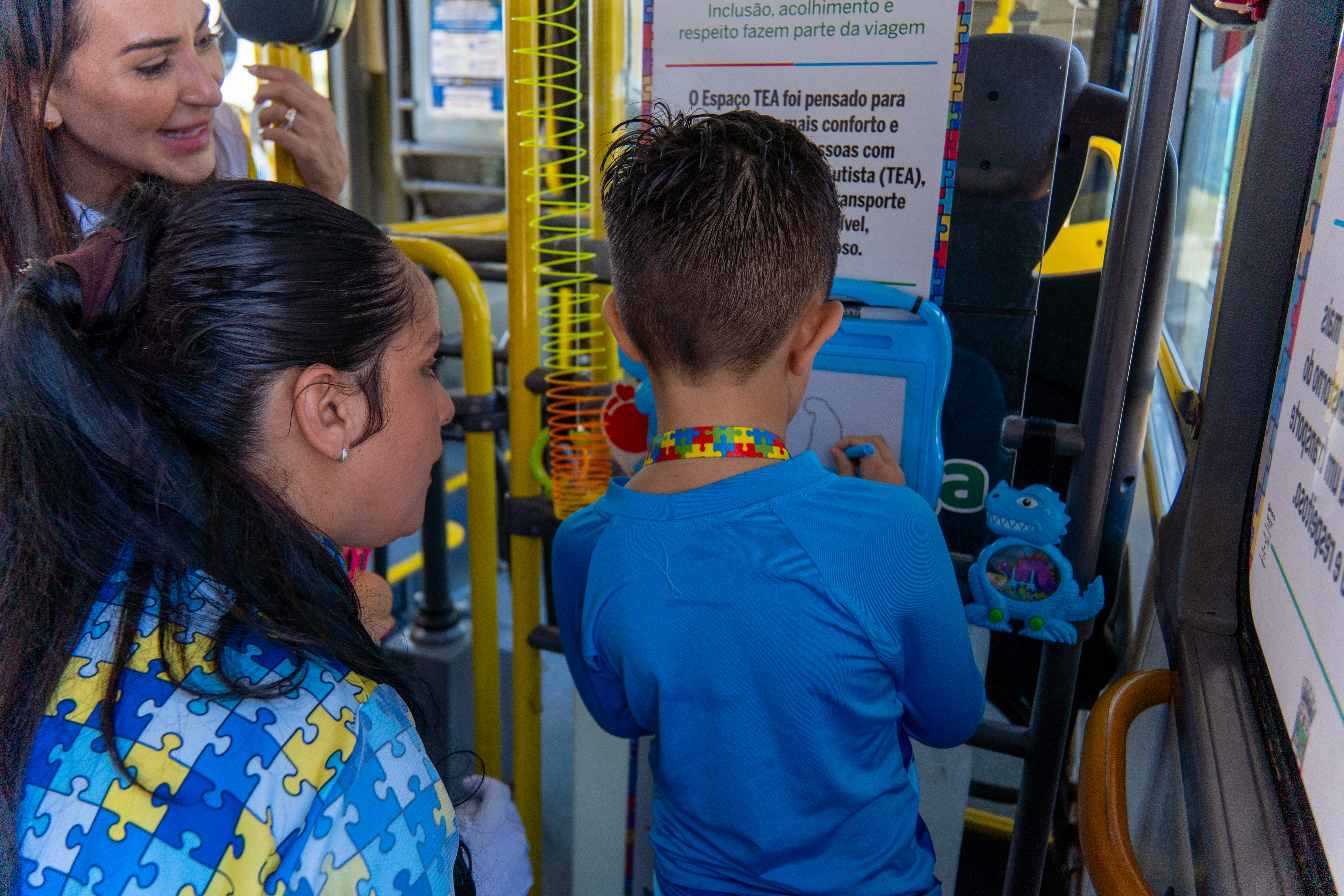 Bertioga entrega Espaço TEA nos ônibus e amplia inclusão no transporte coletivo