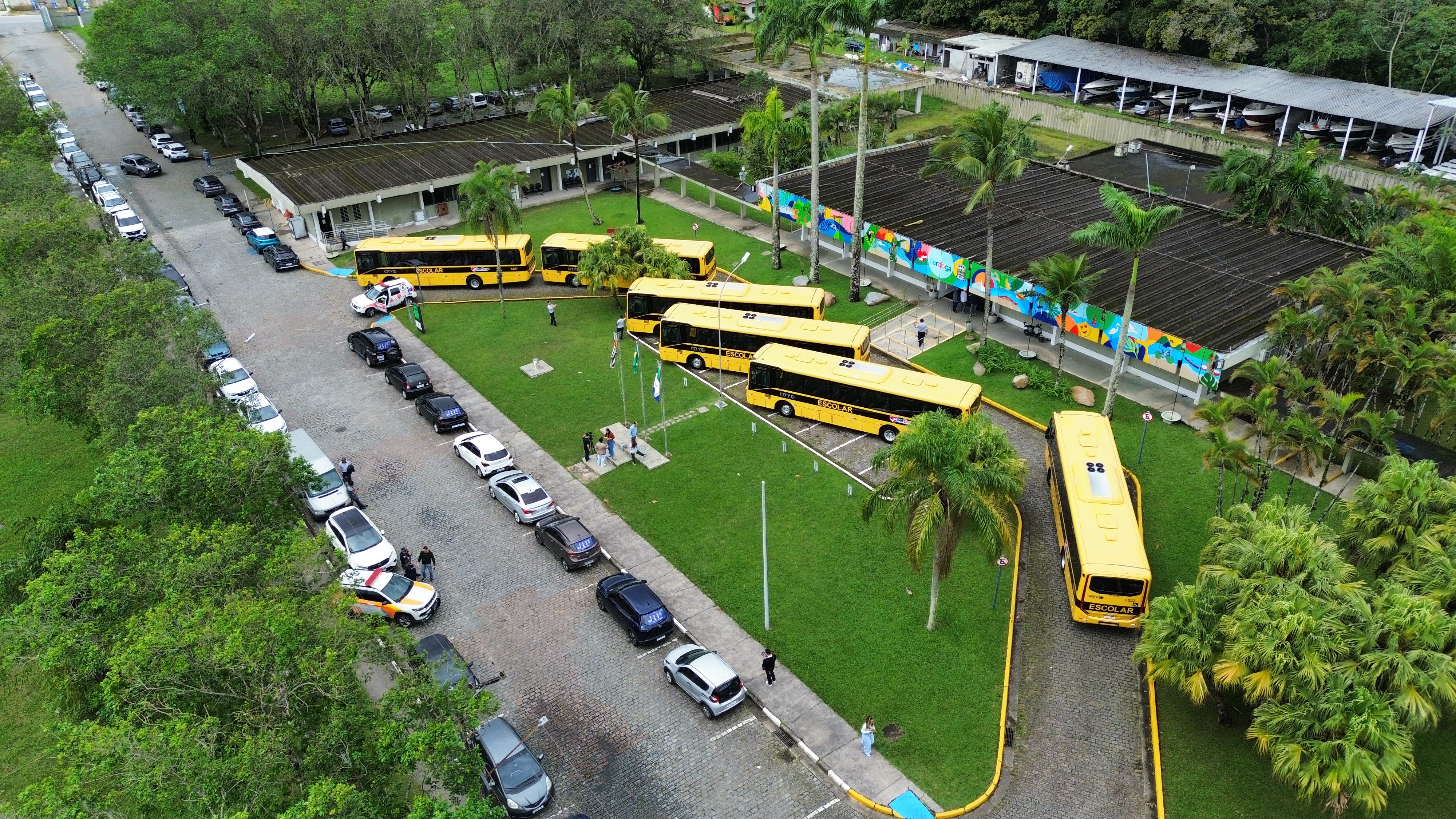 Bertioga entrega seis novos ônibus e amplia conforto e acessibilidade no transporte escolar