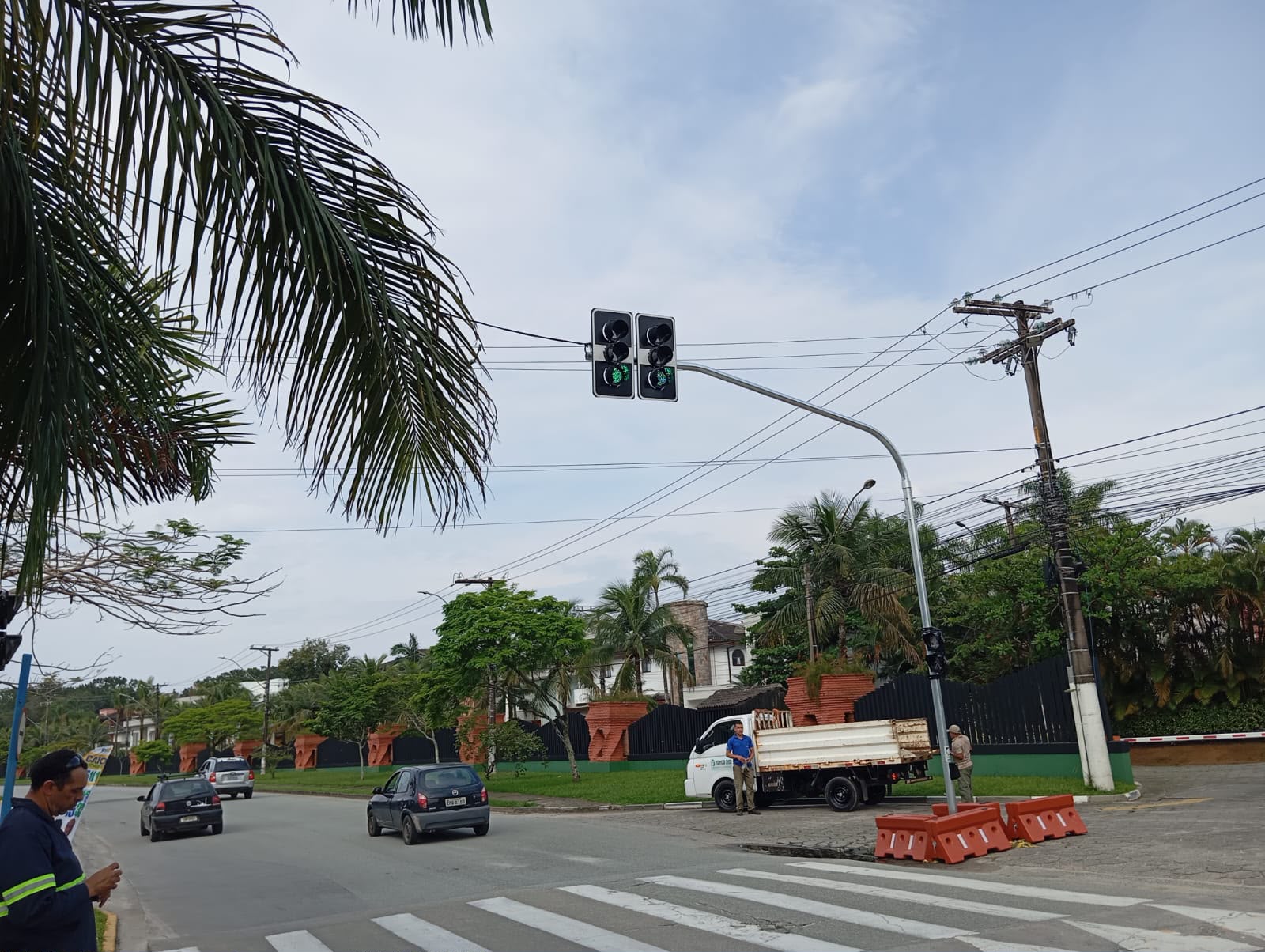 Bertioga coloca em funcionamento novo semáforo para travessia de pedestres na Avenida Anchieta