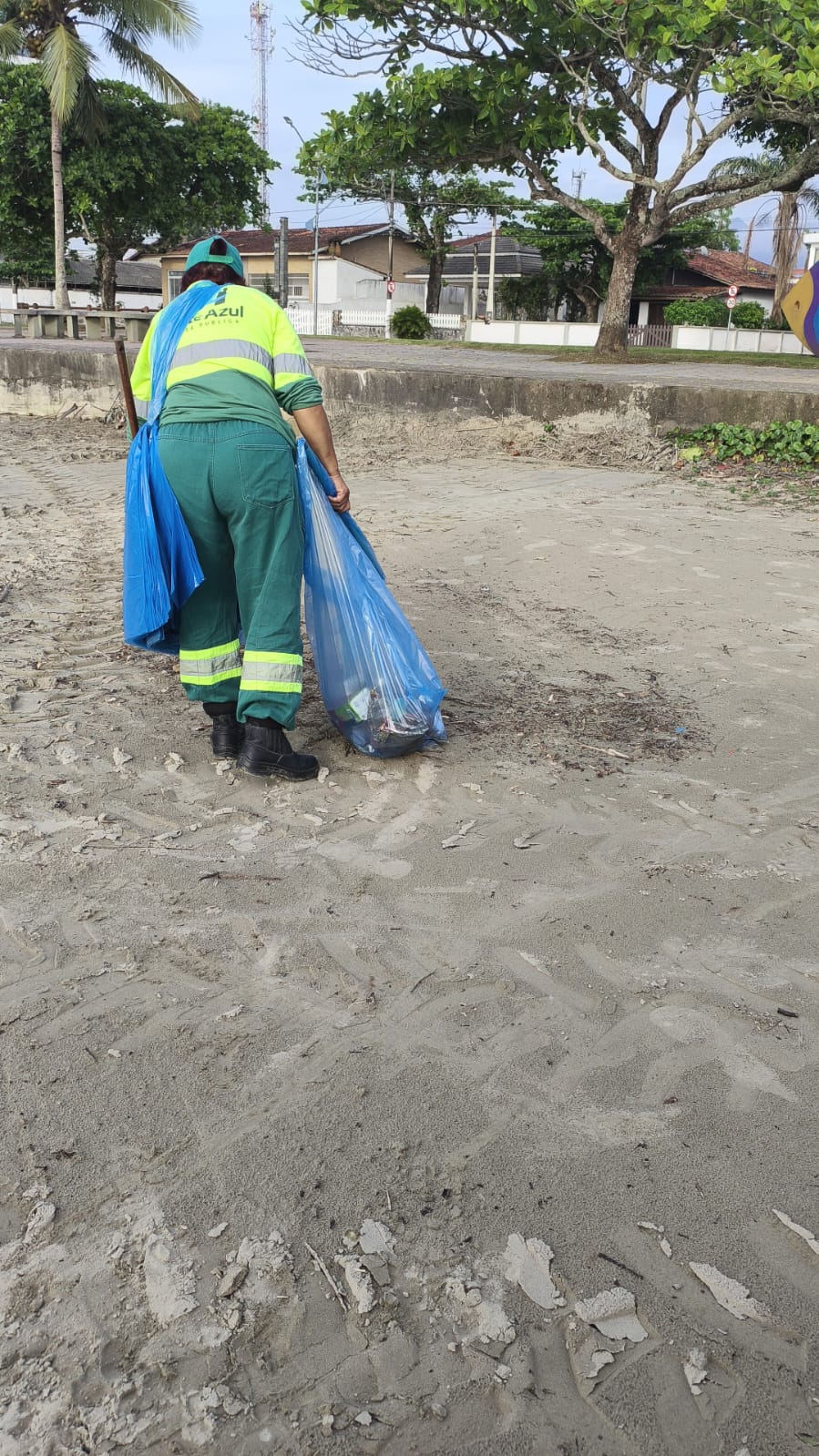 Mutirão de limpeza reforça cuidados com as praias e os bairros de Bertioga durante o feriadão